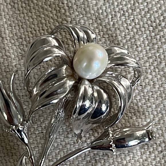 Sterling Silver Flower with Faux Pearl Brooch Pin Marked 925 - Picture 2 of 5